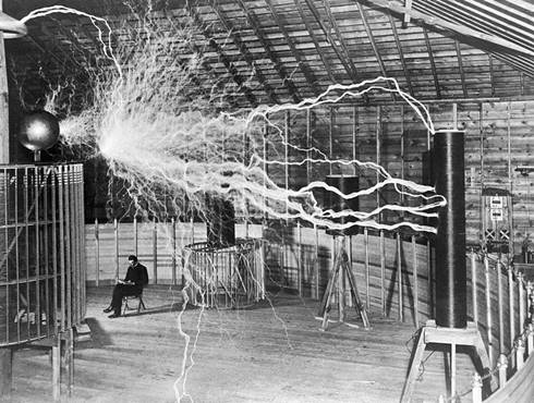 Nikola Tesla, bersama Tesla coil di laboratoriumnya