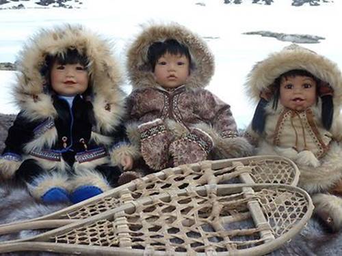 macam model pakaian suku eskimo yang digunakan sebagai baju boneka