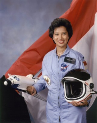 Astronot perempuan pertama Indonesia