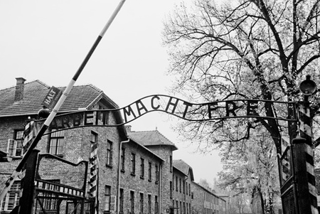 Pintu gerbang kamp konsentrasi Auschwitz.