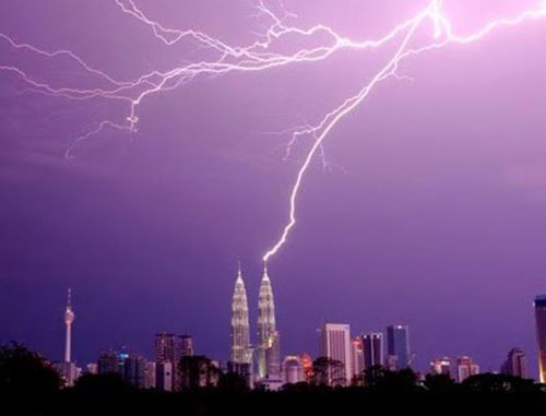Petir di Twin Tower Malaysia