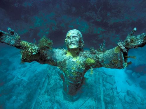 Christ of The Abyss di Italy - Keindahan bawah laut