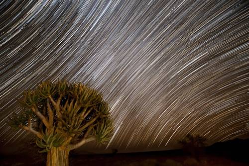 Milky way yang diambil secara timelapse di Gurun Namib
