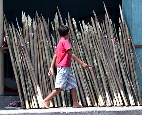gambar seseorang melewati bambu runcing