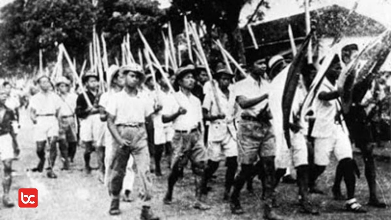 sekelompok orang bersiap perang dengan bambu runcing