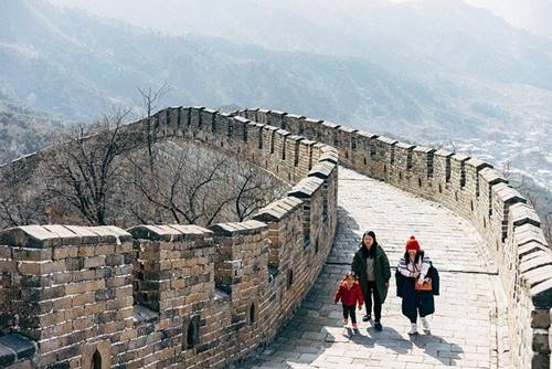 para wanita berjalan di tembok besar China