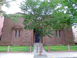 The Tomb, tempat pertemuan anggota organisasi rahasia Skull and Bone di Yale University. (Wikipedia)