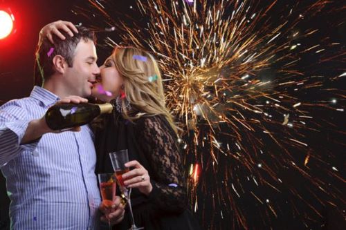 Tradisi Tahun Baru, Mencium Pasangan