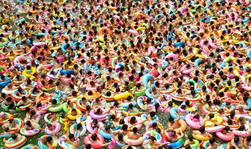 Di Cina kamu berenang dengan puluhan Manusia